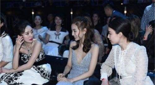 Baby差点摔倒,好友杨幂表情亮了,网友:这才是真闺蜜!